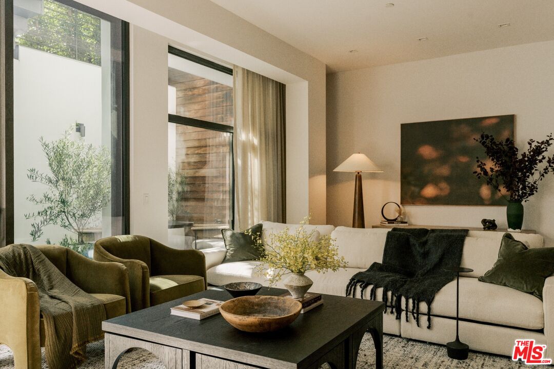 702 N Doheny Dr Unit: TH5