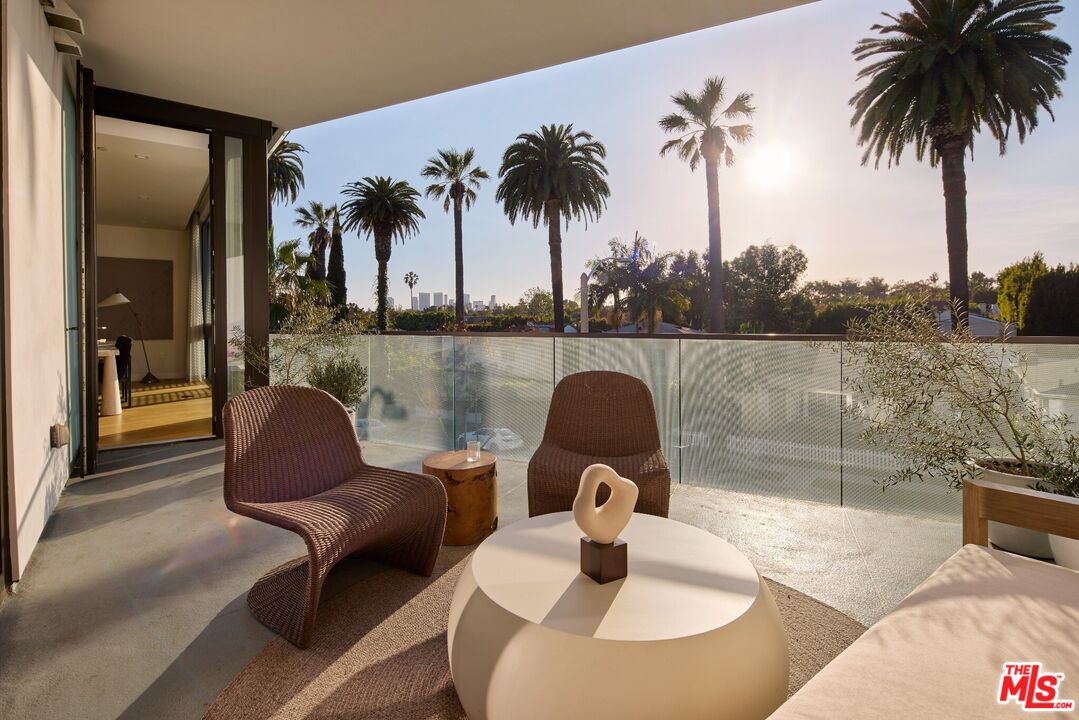 702 N Doheny Dr Unit: 302