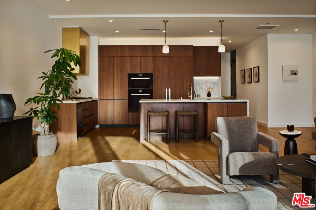 702 N Doheny Dr Unit: 302