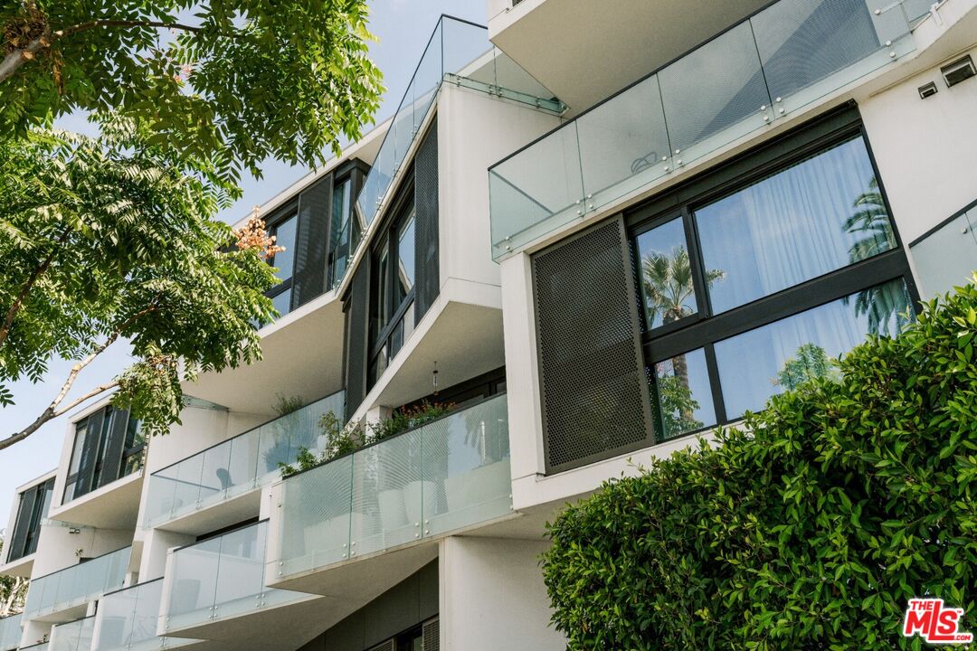 702 N Doheny Dr Unit: 302