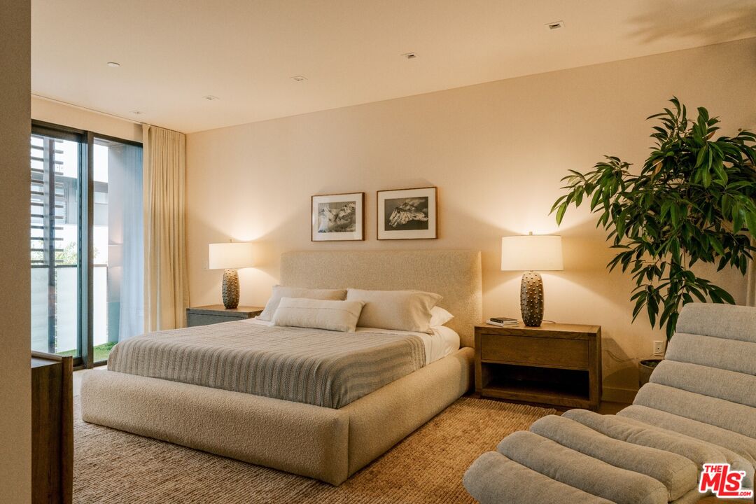 702 N Doheny Dr Unit: TH25