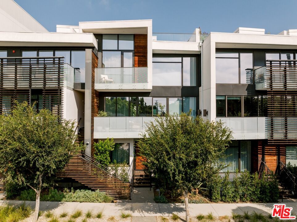 702 N Doheny Dr Unit: TH25