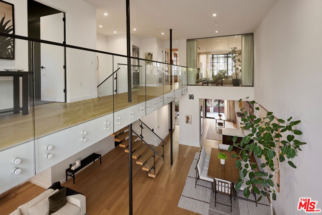 702 N Doheny Dr Unit: TH25