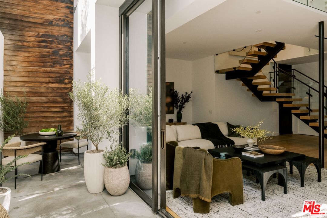 702 N Doheny Dr Unit: TH25