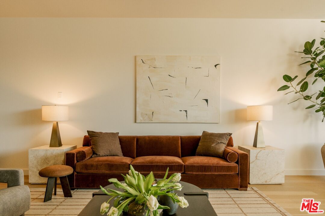 702 N Doheny Dr Unit: TH12