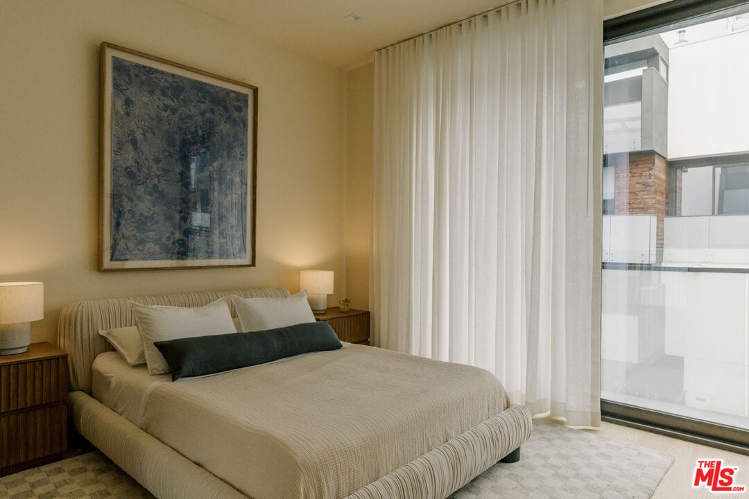 702 N Doheny Dr Unit: TH12