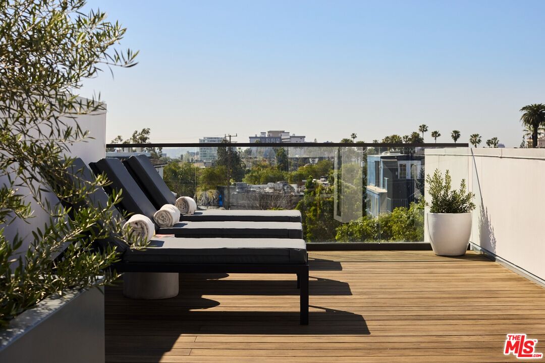 702 N Doheny Dr Unit: TH12