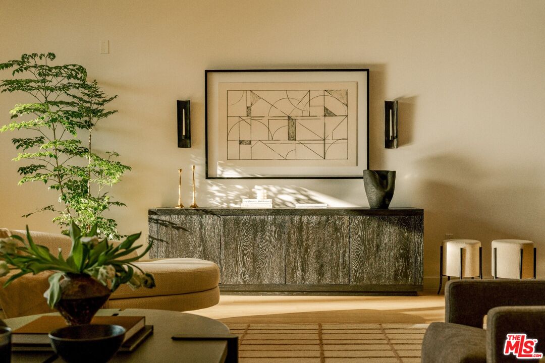 702 N Doheny Dr Unit: TH12