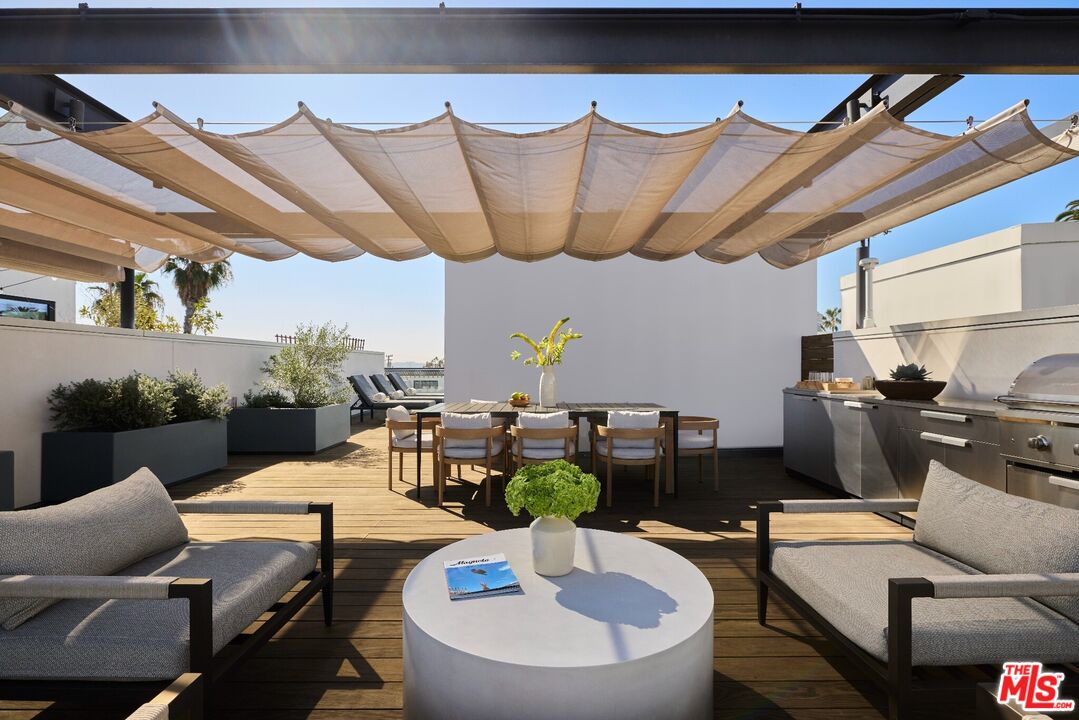 702 N Doheny Dr Unit: TH12