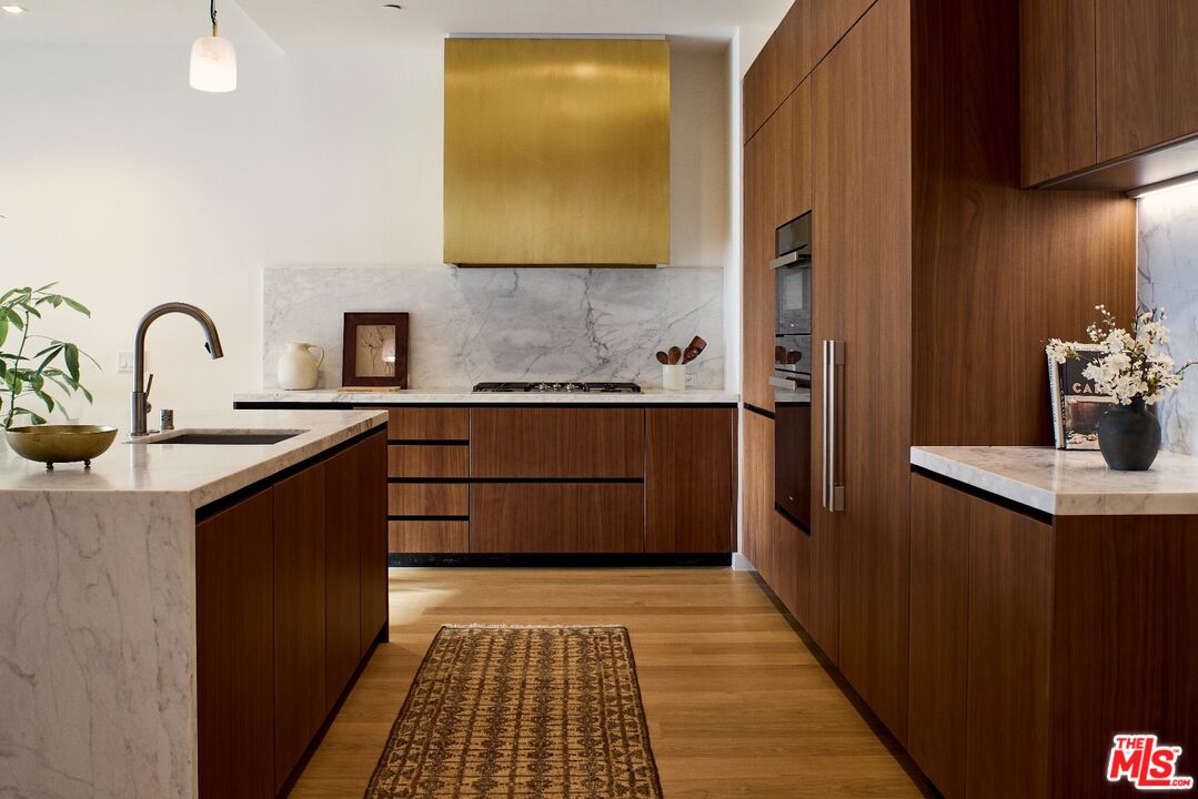 702 N Doheny Dr Unit: 101