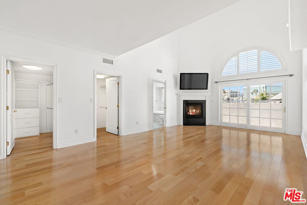 11723 Mayfield Ave Unit: 5