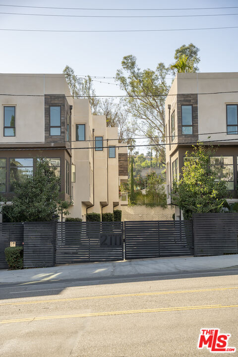 2111 N Cahuenga Blvd Unit: 14