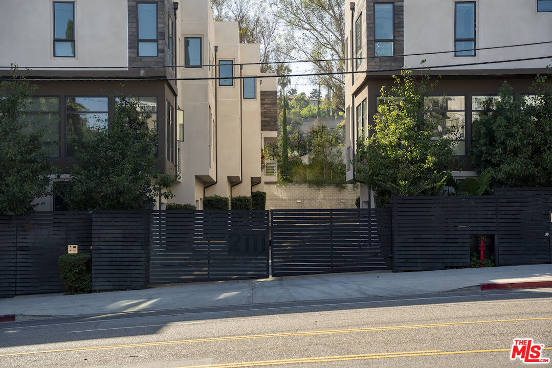 2111 N Cahuenga Blvd Unit: 14