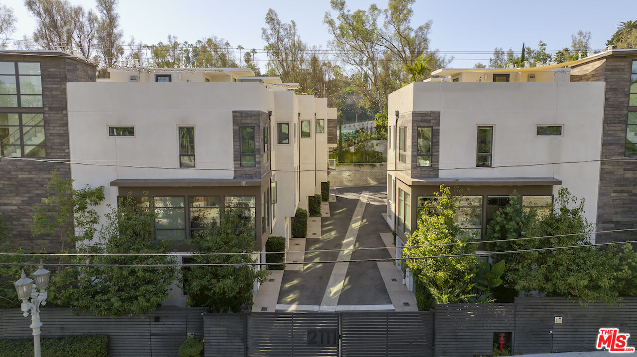 2111 N Cahuenga Blvd Unit: 14