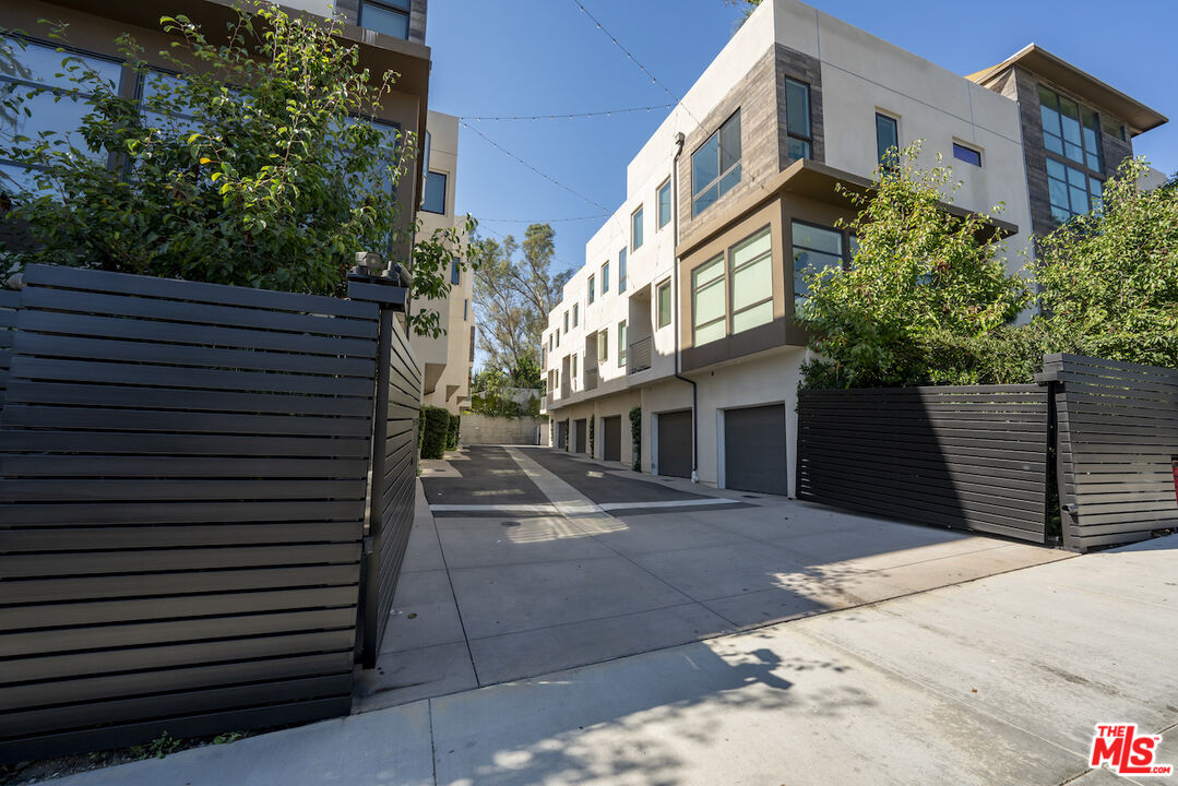 2111 N Cahuenga Blvd Unit: 14