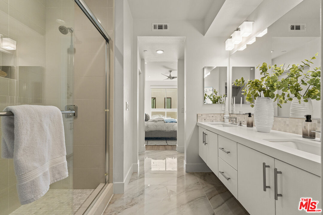 2111 N Cahuenga Blvd Unit: 14