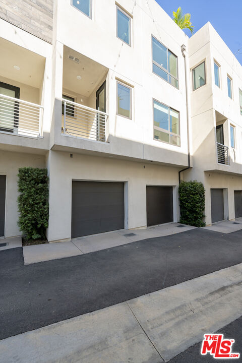 2111 N Cahuenga Blvd Unit: 14