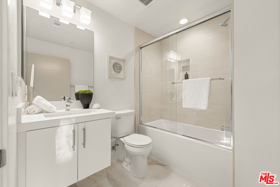 2111 N Cahuenga Blvd Unit: 14