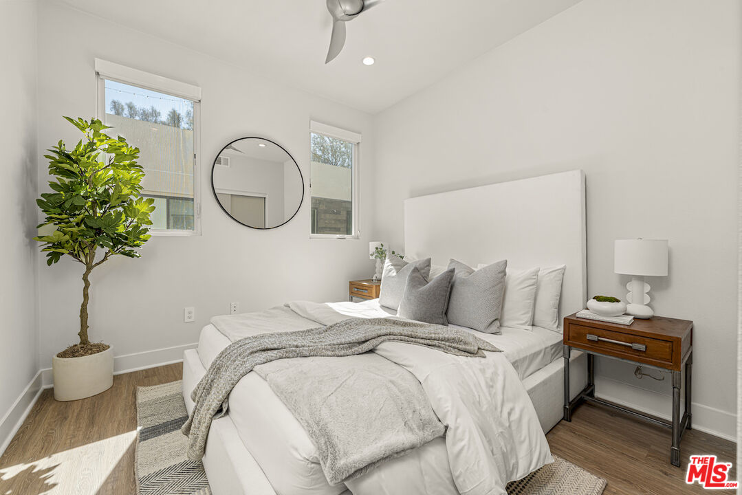 2111 N Cahuenga Blvd Unit: 14