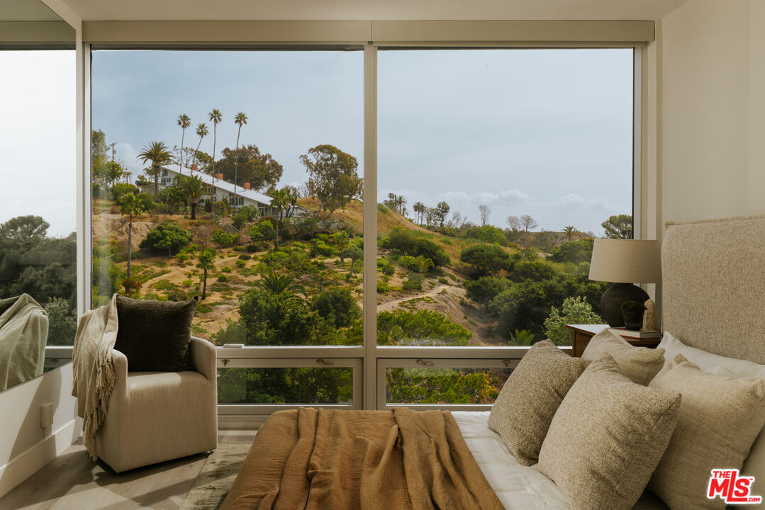 17352 W Sunset Blvd Unit: 1