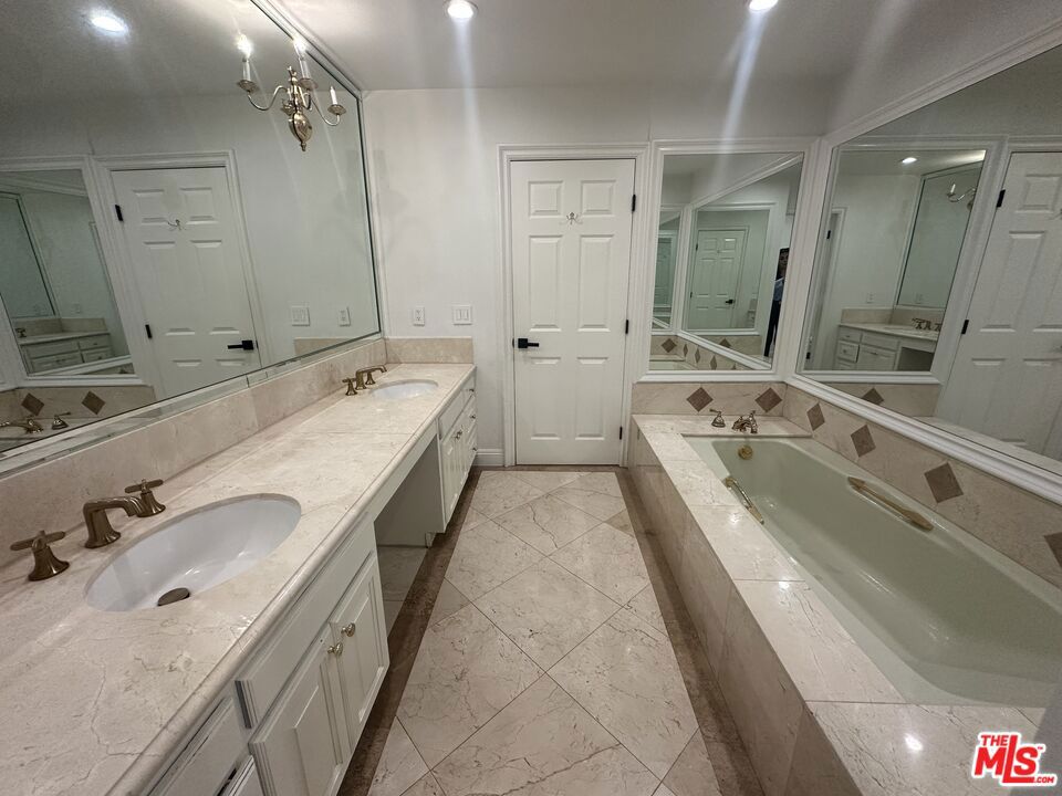 324 N Palm Drive 206