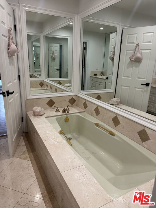 324 N Palm Drive 206