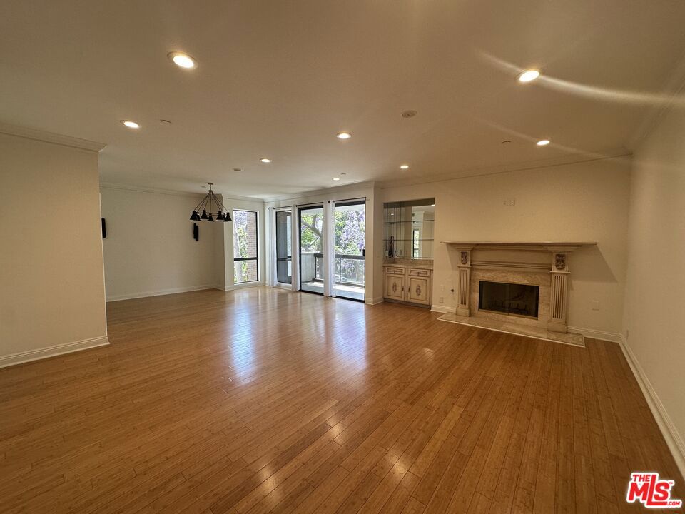 324 N Palm Drive 206