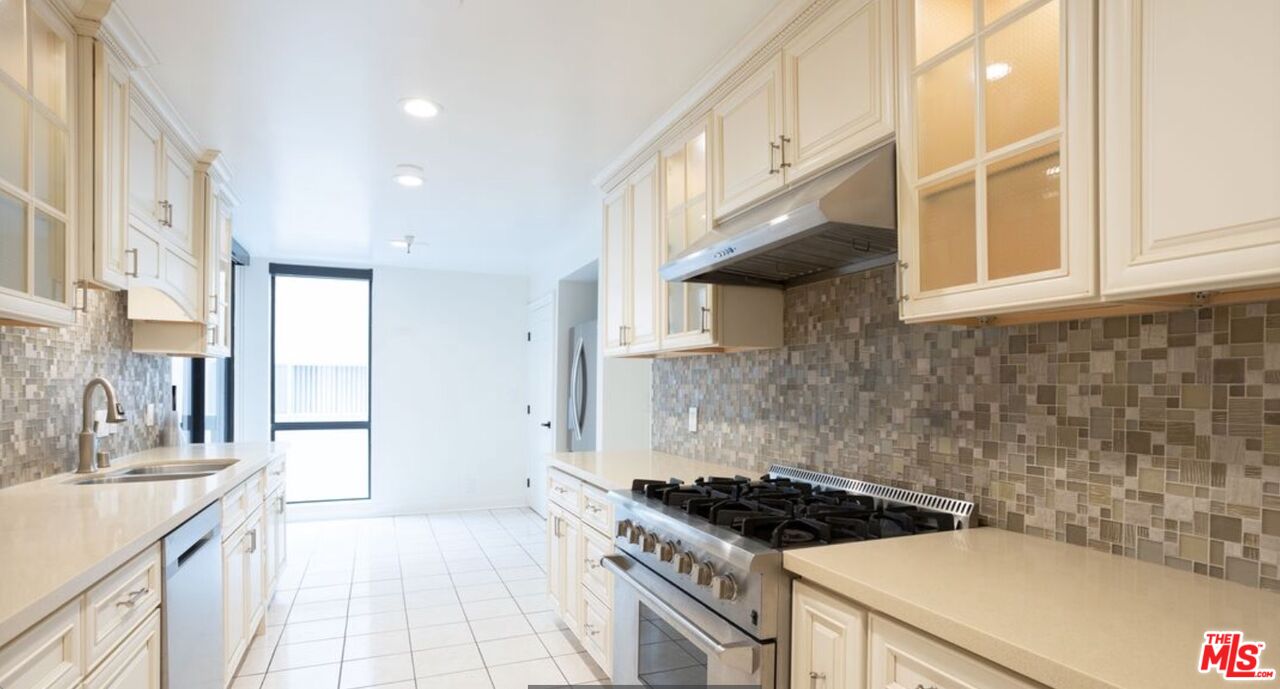 324 N Palm Dr Unit: 206