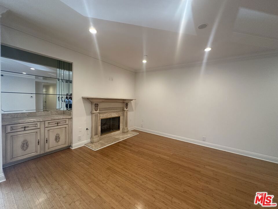 324 N Palm Drive 206