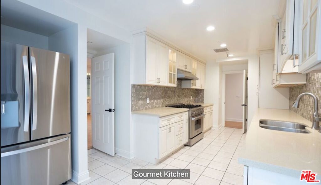 324 N Palm Drive 206