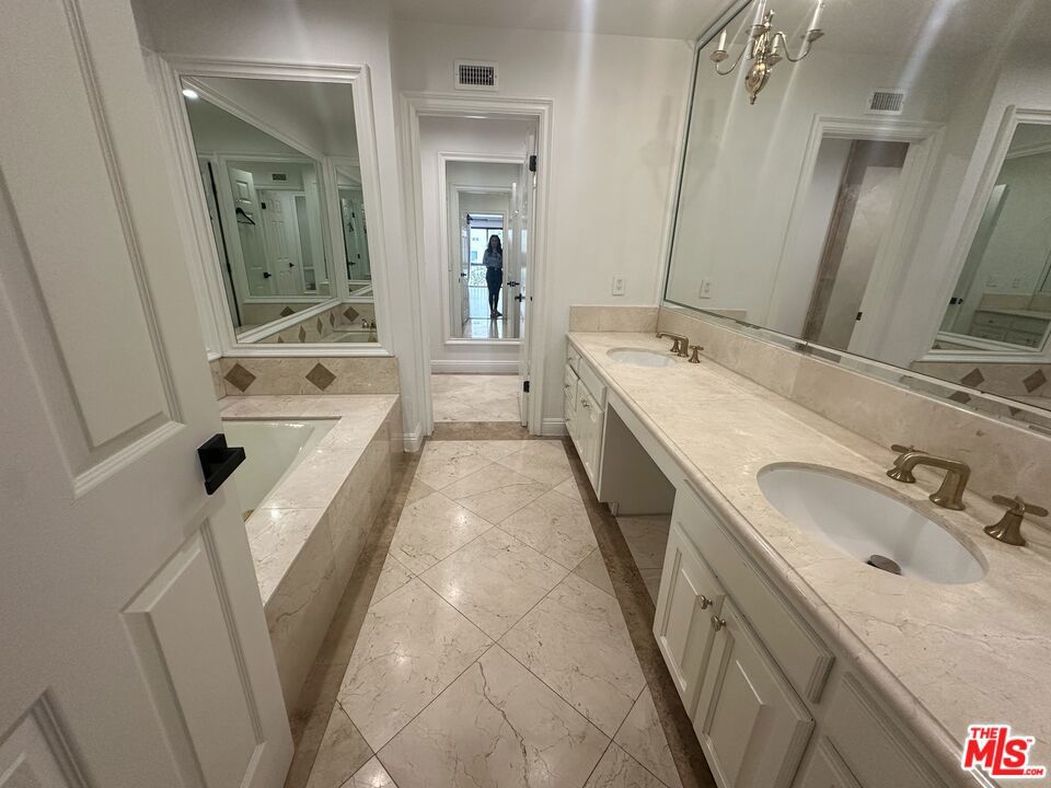 324 N Palm Drive 206