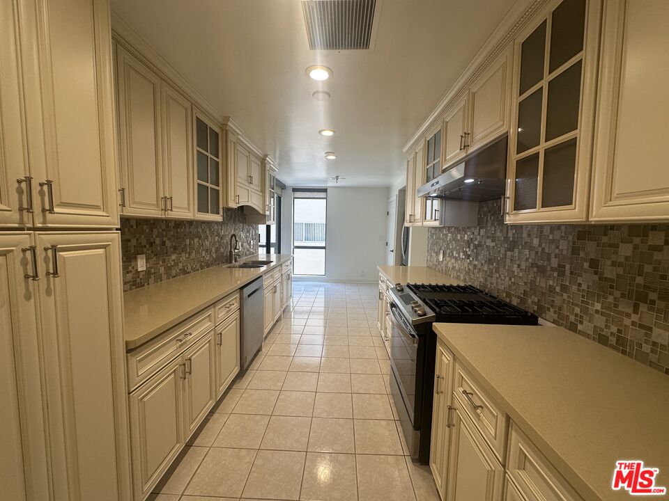 324 N Palm Dr Unit: 206