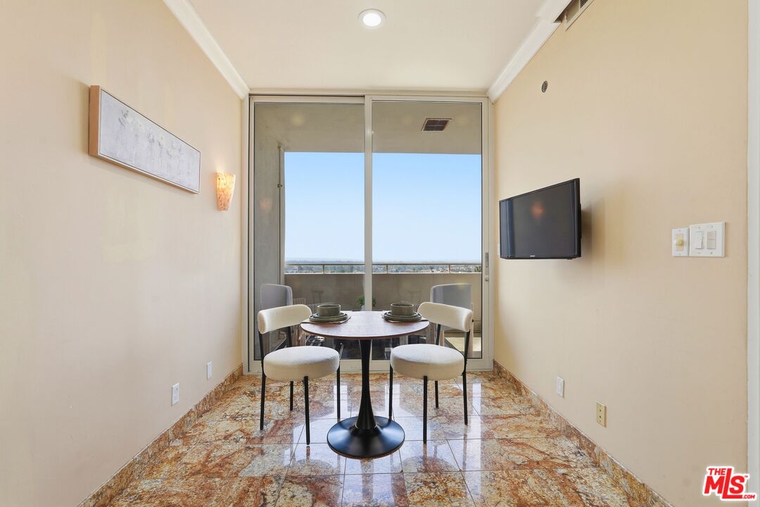 1333 S Beverly Glen Blvd Unit: 902