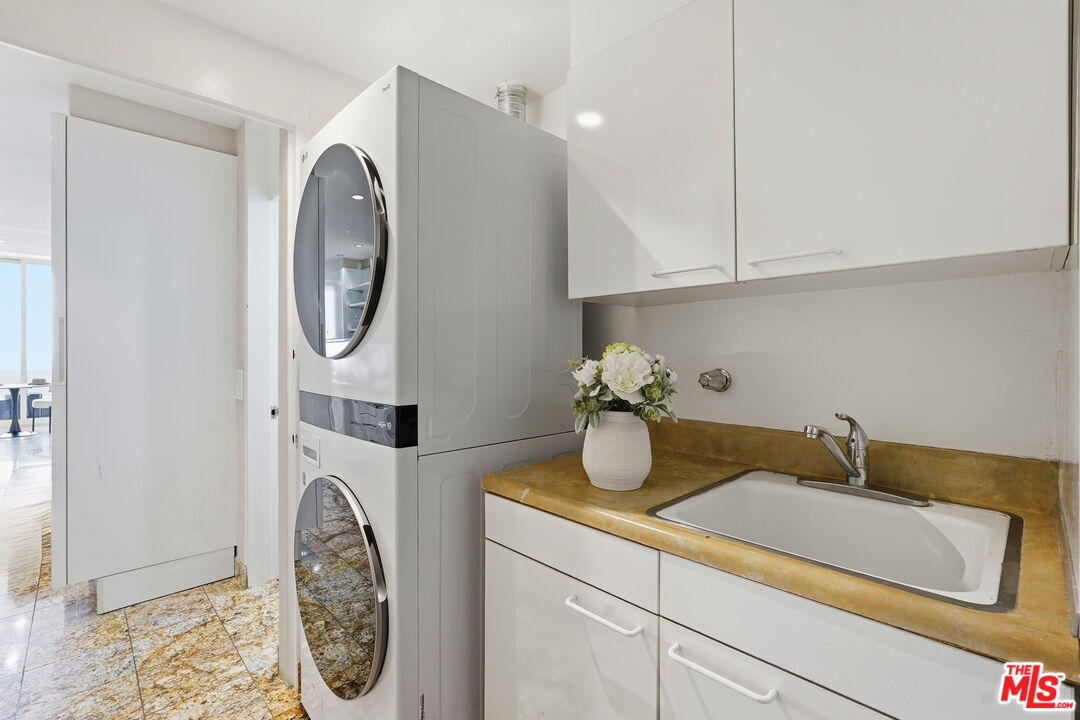1333 S Beverly Glen Blvd Unit: 902