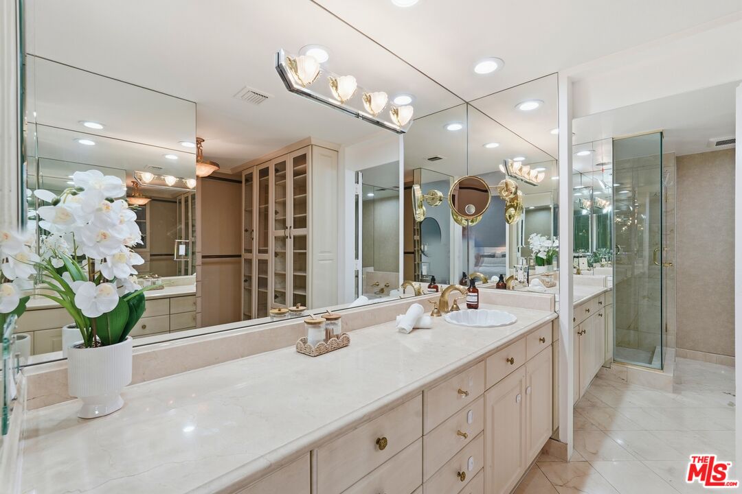 1333 S Beverly Glen Blvd Unit: 902