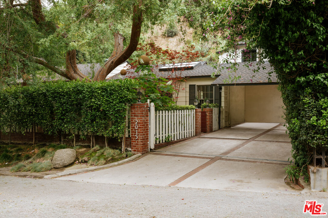 2015 Nichols Canyon Rd