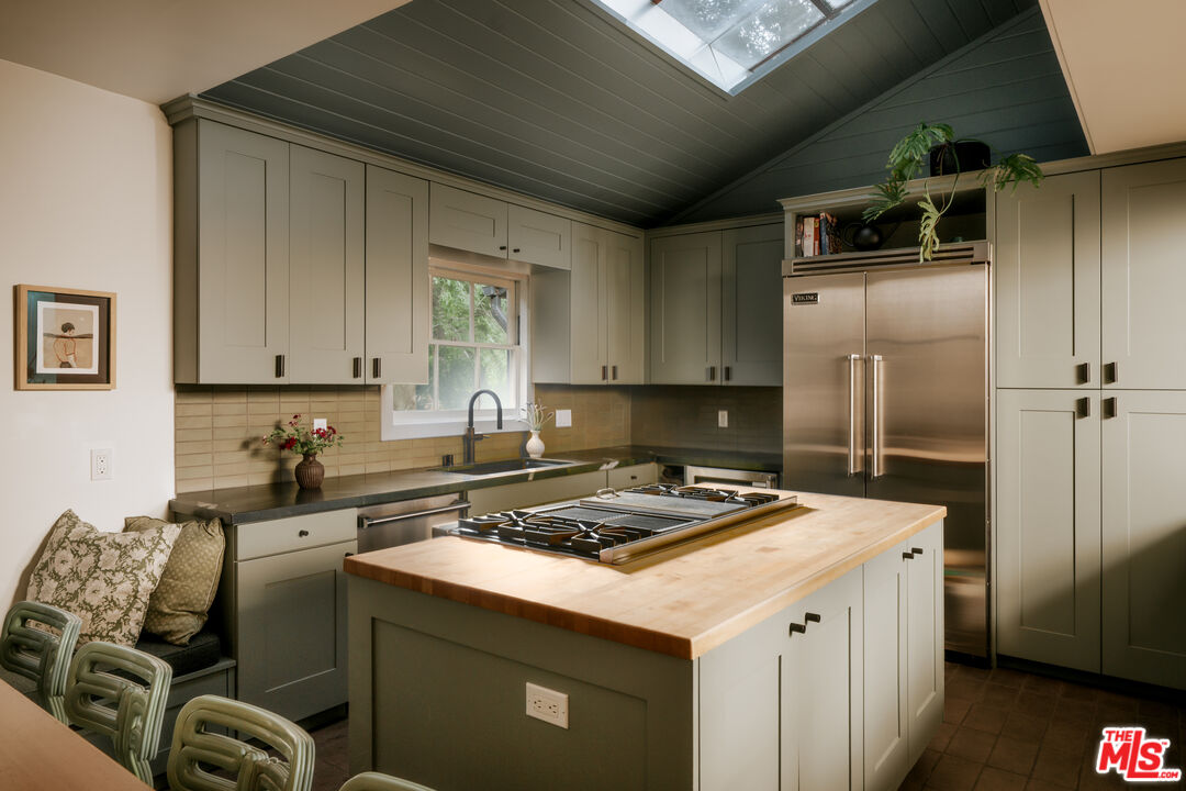 2015 Nichols Canyon Rd