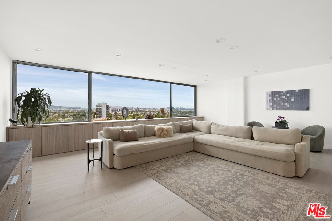 2222 Avenue Of The Stars Unit: 704