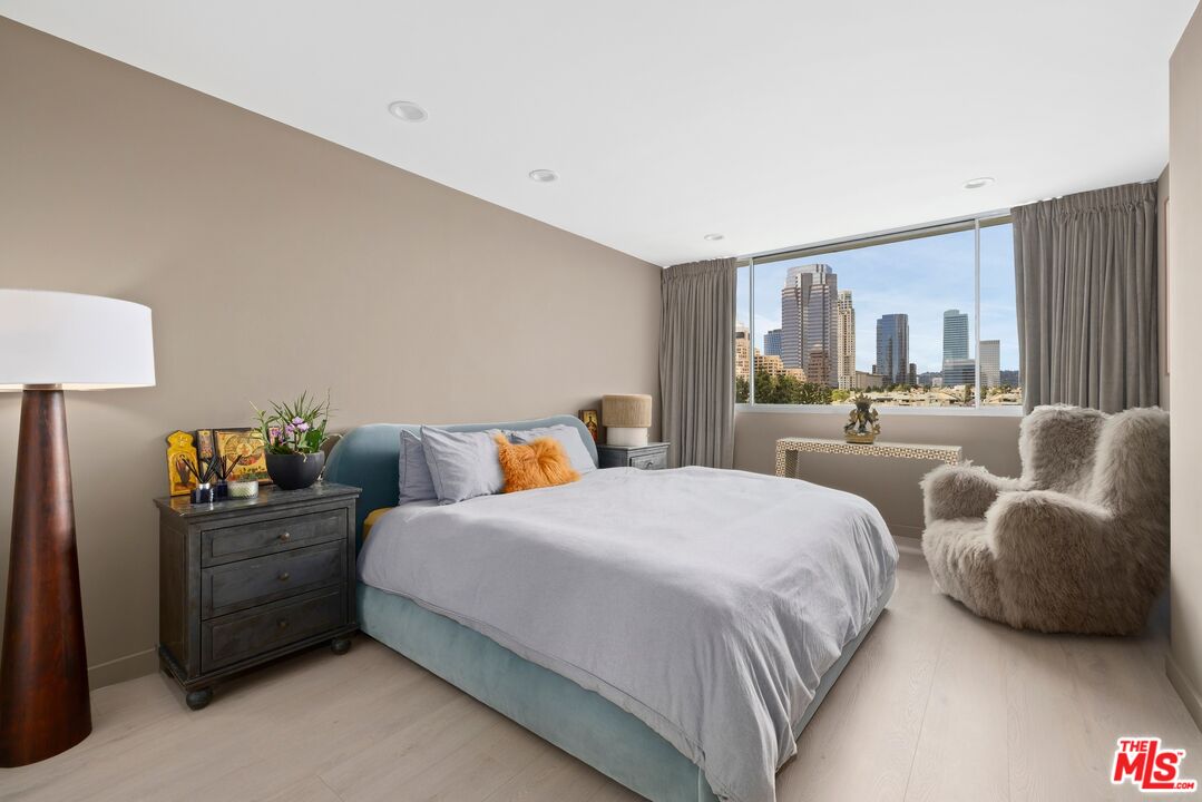 2222 Avenue Of The Stars Unit: 704