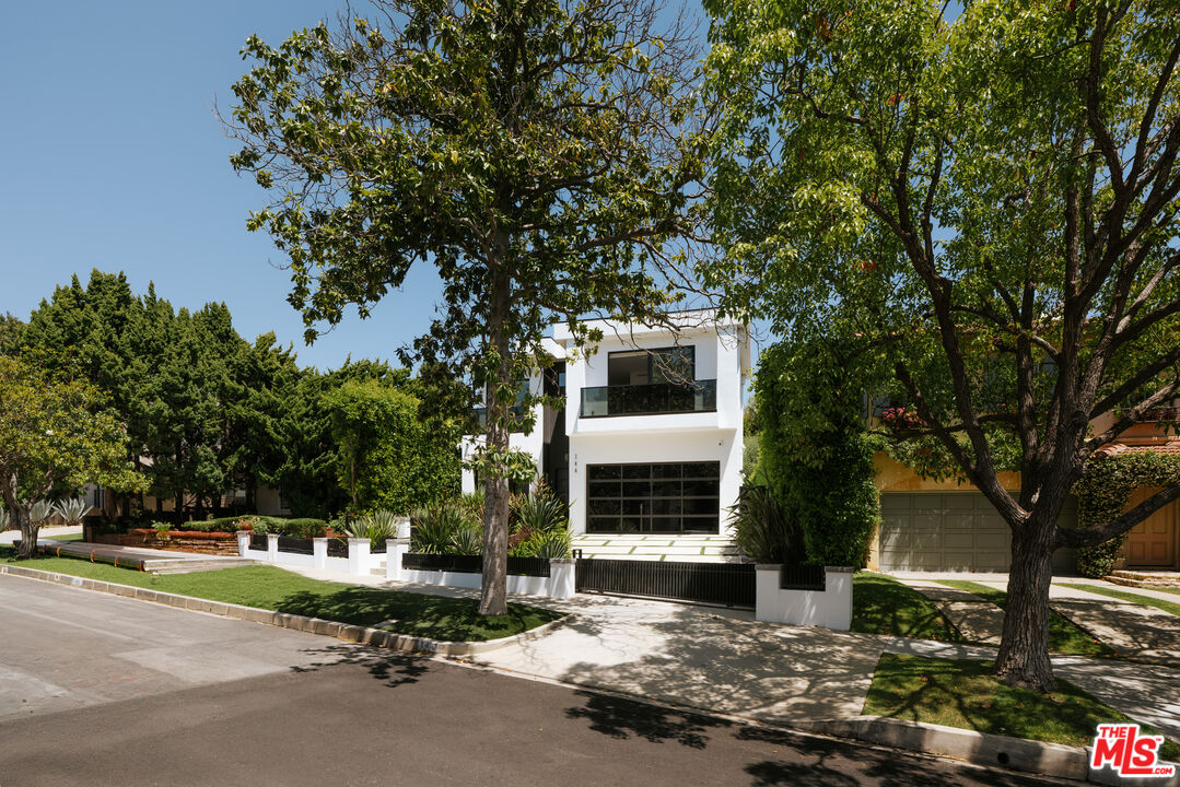 144 N Bowling Green Way