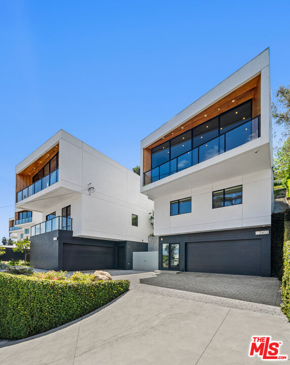 2412 Riverside Dr