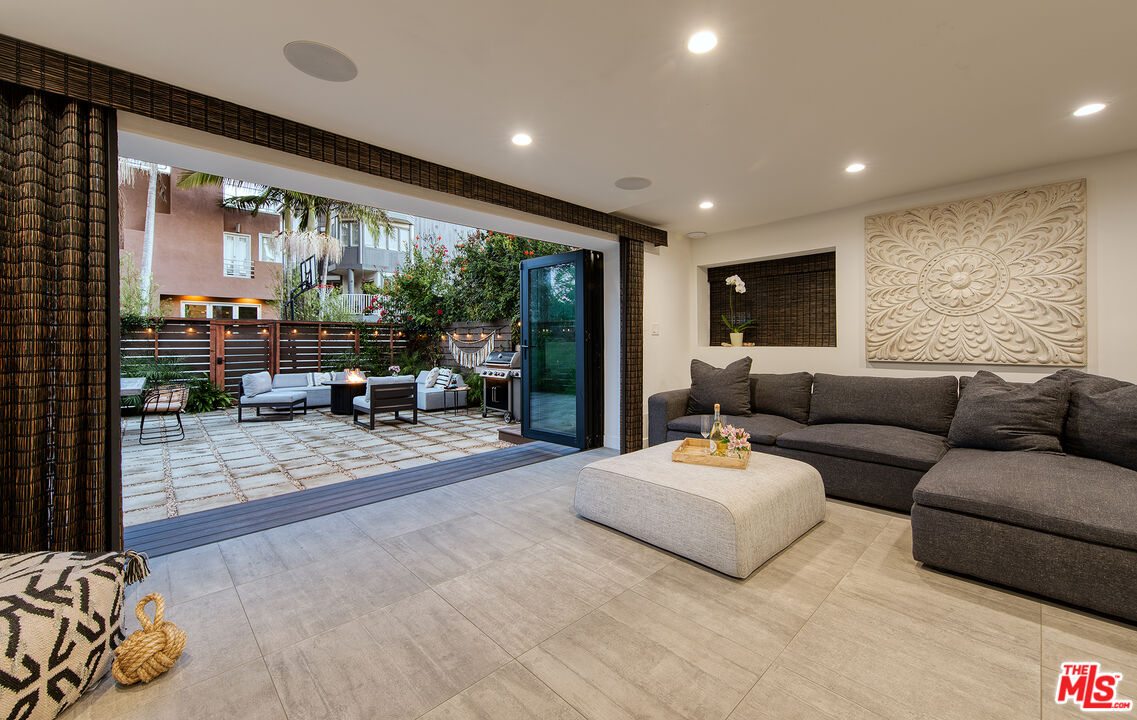 5317 Pacific Ave