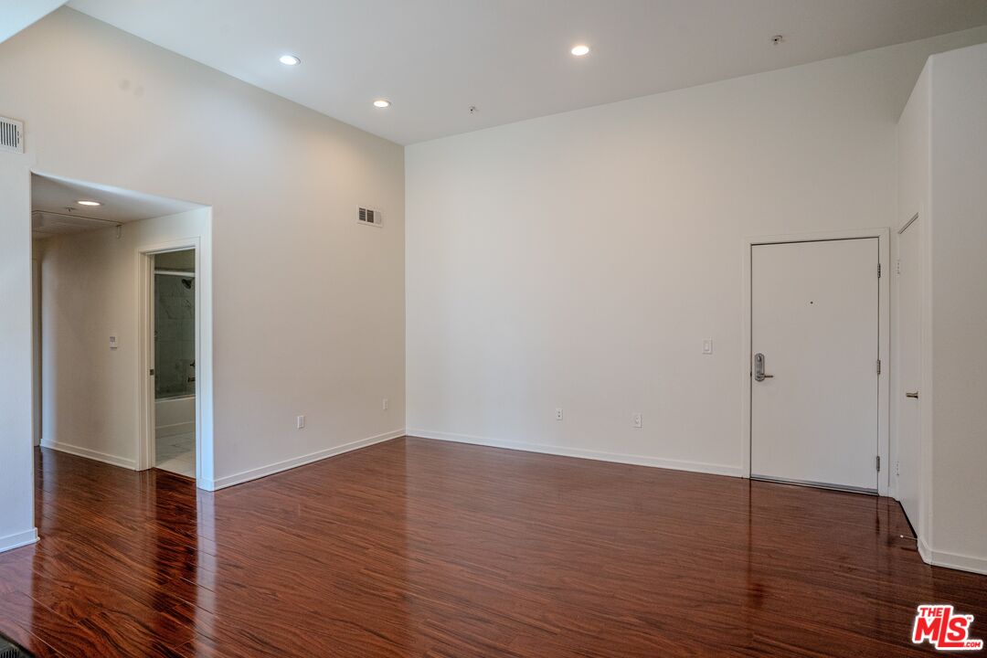 12132 Hart St Unit: 301