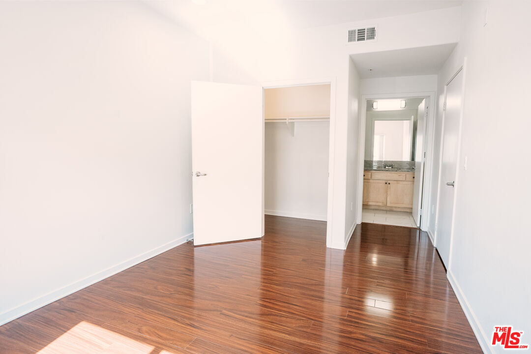 12132 Hart St Unit: 301
