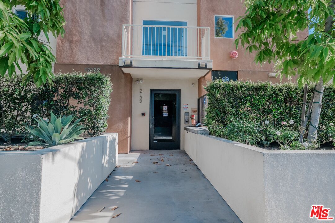 12132 Hart St Unit: 301