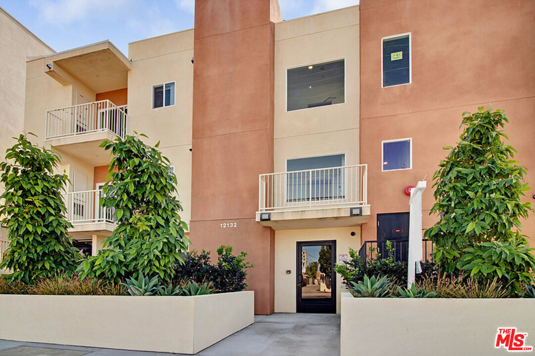 12132 Hart St Unit: 301