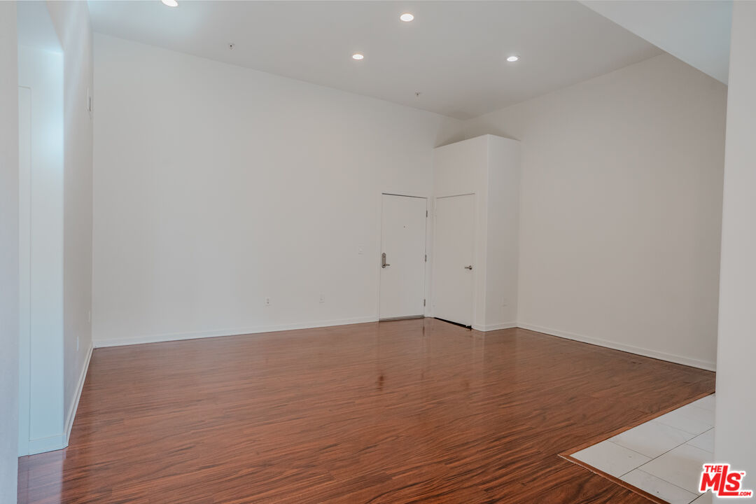 12132 Hart St Unit: 301