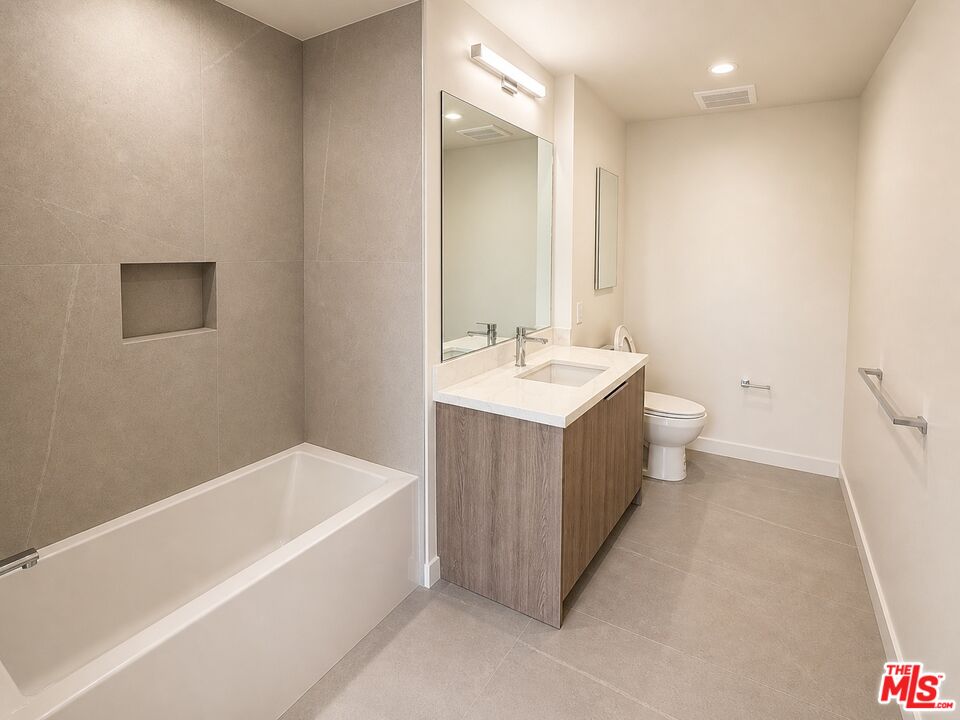 1257 N Detroit St Unit: 202