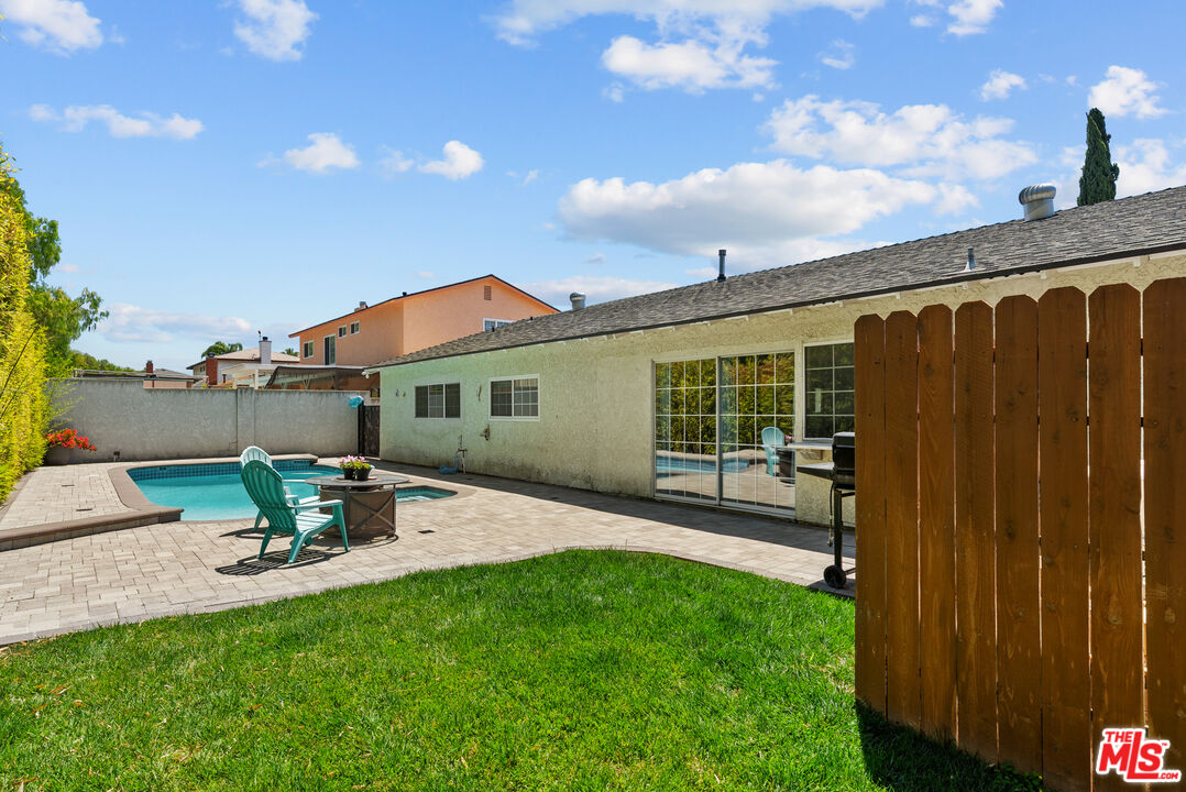 2517 E Phyllis St