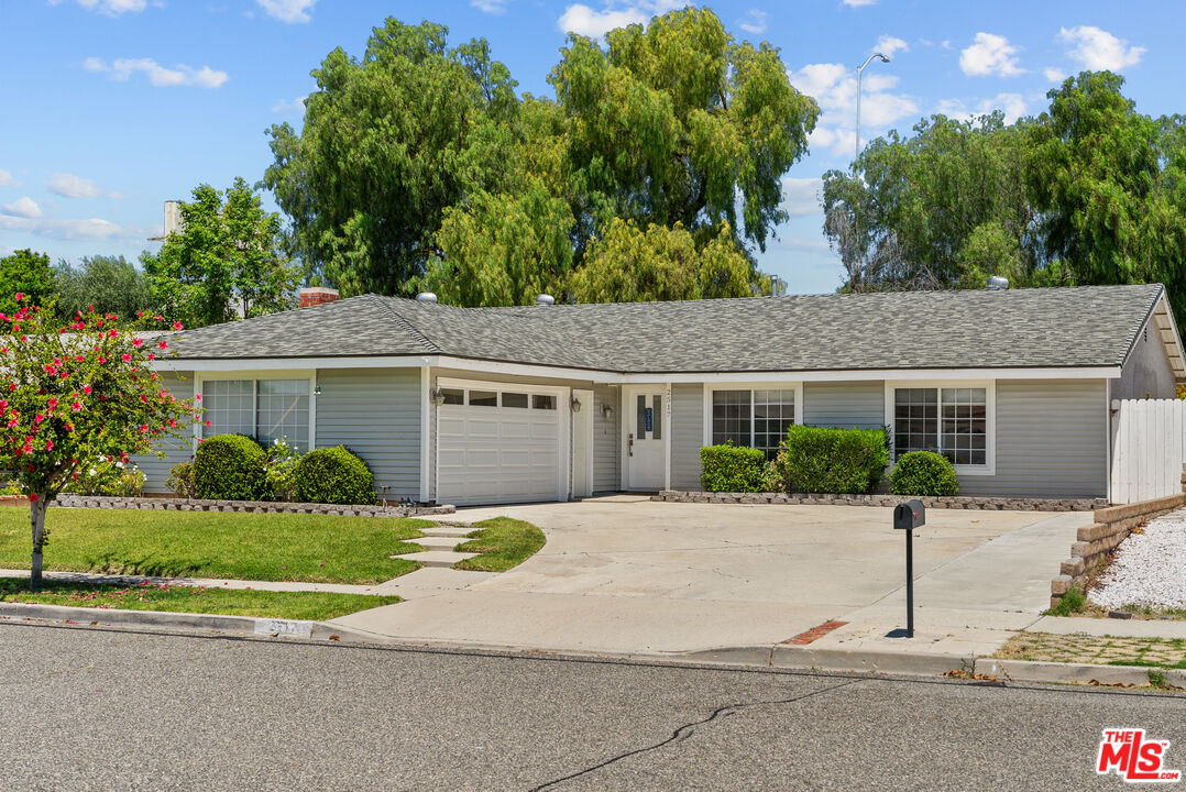 2517 E Phyllis St